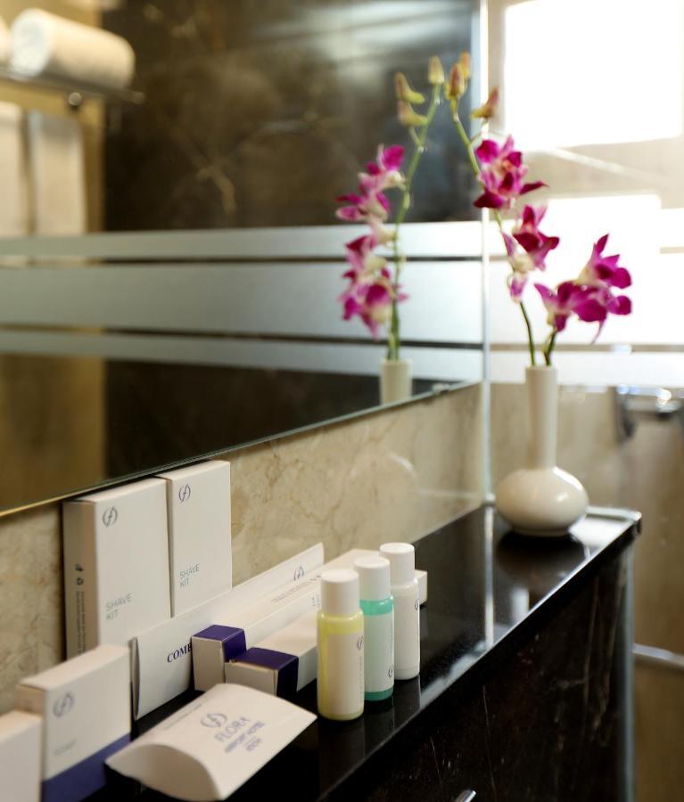 Flora Charishma Residency Aluva Otel Kochi Dış mekan fotoğraf